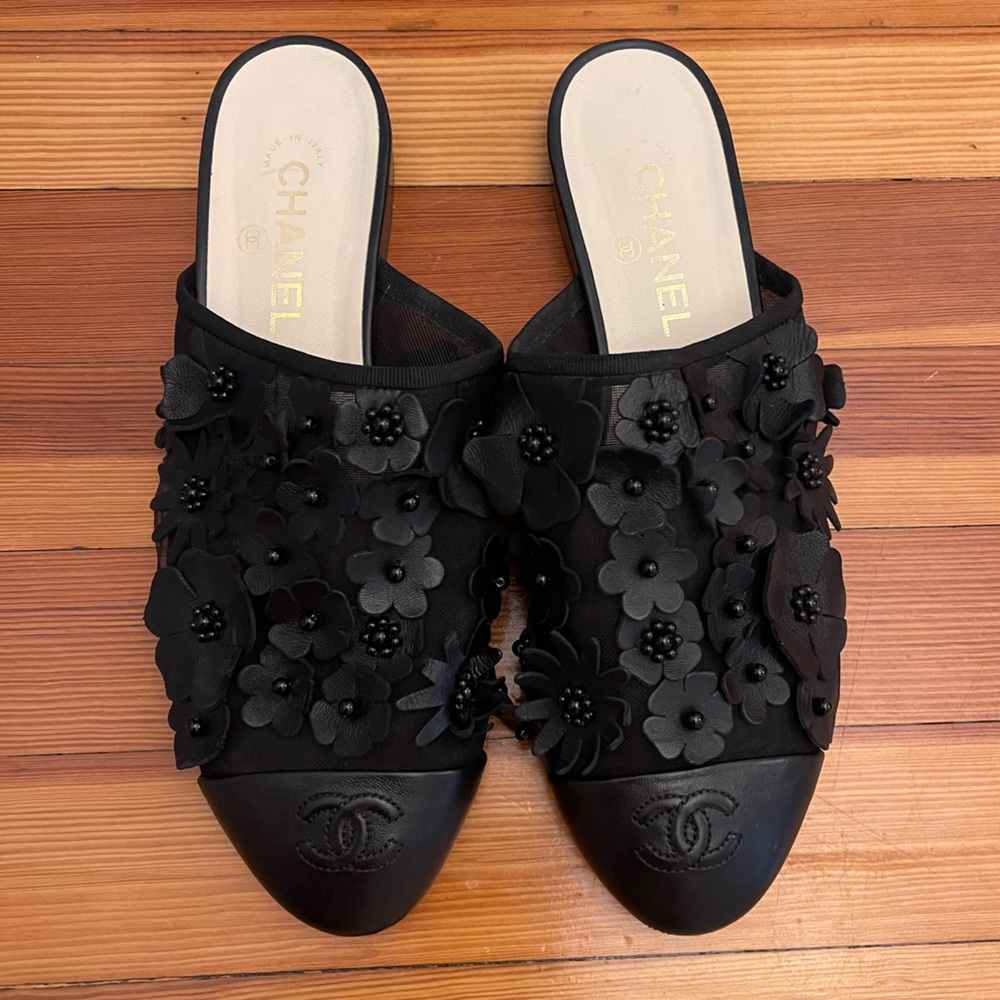 Chanel logo flats